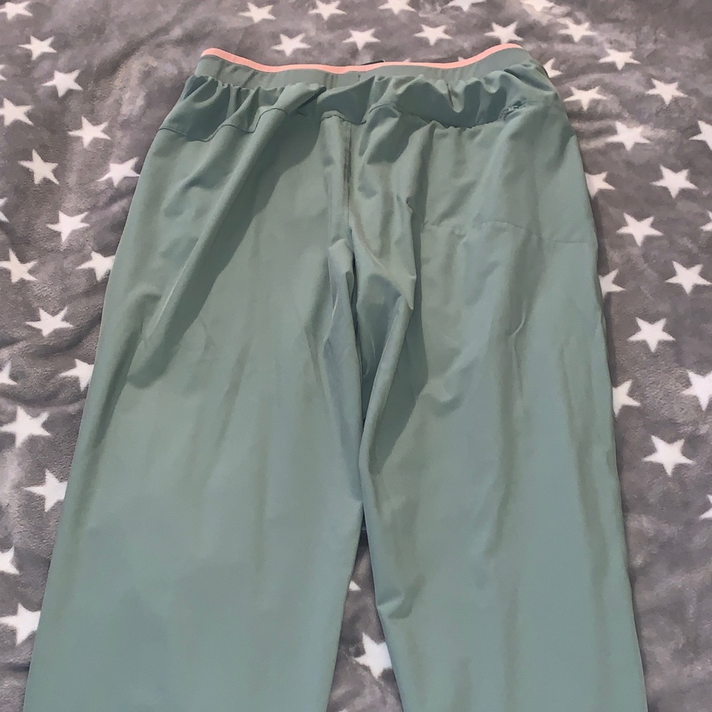 Fabletics green with pink trim on top Womems size large with back pocket - Picture 7 of 10